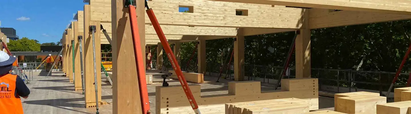 Les travailleurs installant des accessoires inclinables en aluminium au sol pour soutenir les panneaux muraux et assurer la stabilité structurelle pendant la construction.