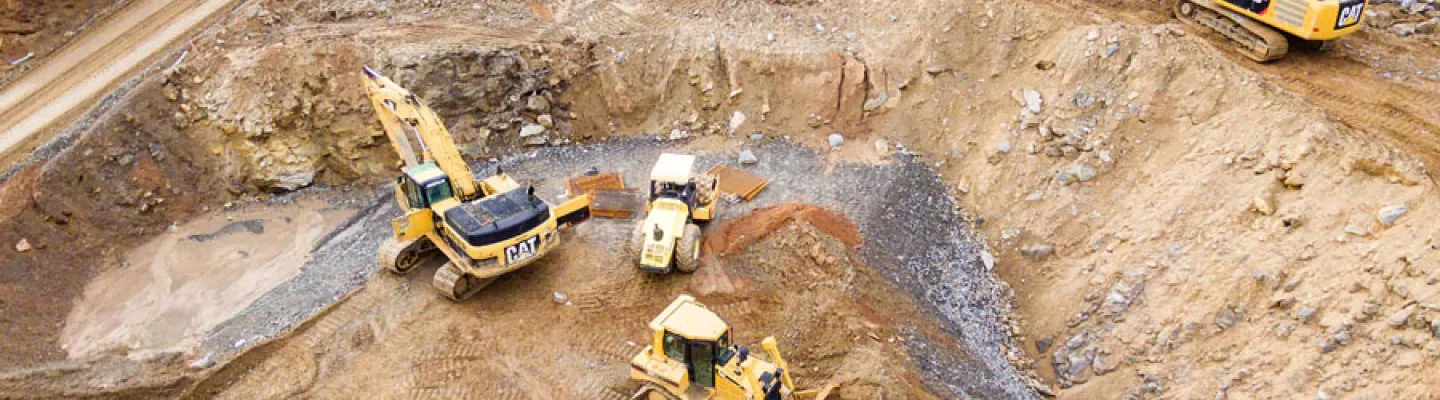 « Les excavatrices aident les équipes de construction sur place, avec des barrières de sécurité en place pour contrôler l’accès et protéger les travailleurs. »