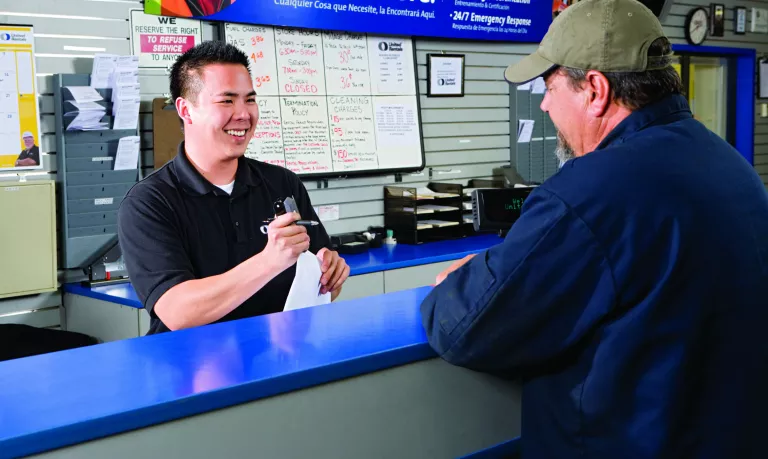 Employé de United Rentals avec un client