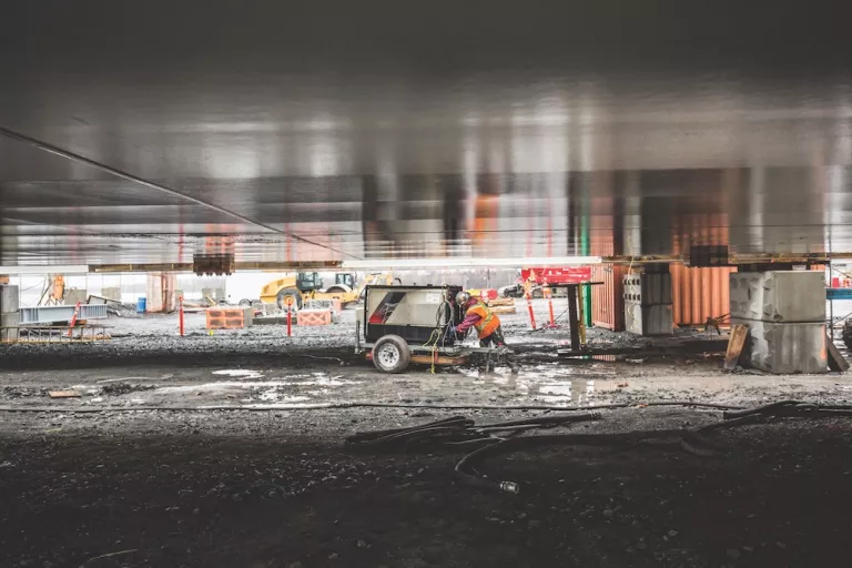 homme devant une génératrice sur un chantier