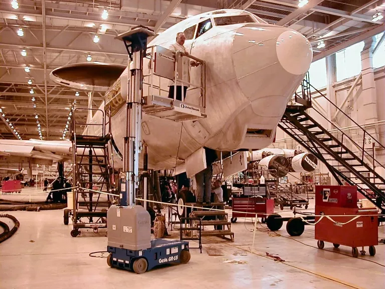 plateforme de travail à nacelle pour l’entretien d’un avion boeing
