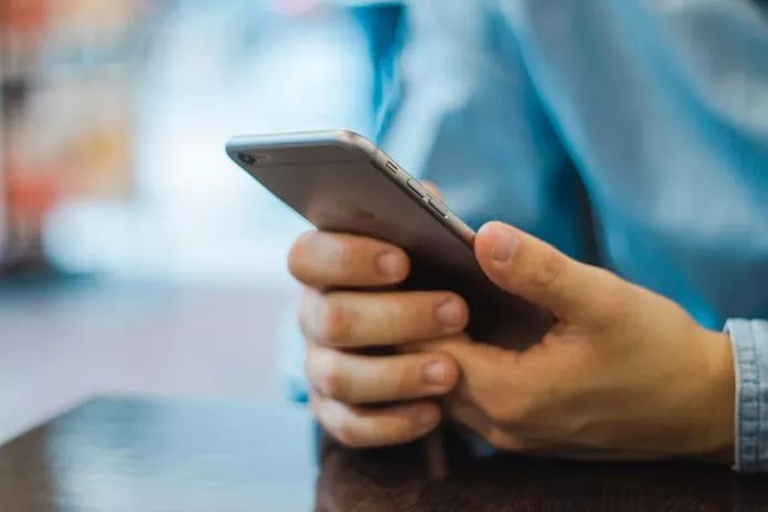 personne tenant un iPhone
