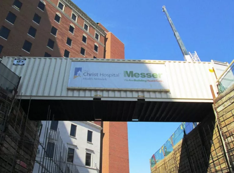 conteneur de stockage utilisé comme passerelle temporaire sur un chantier de construction