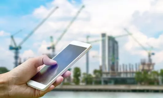 Image libre de droits d’un téléphone cellulaire sur un chantier
