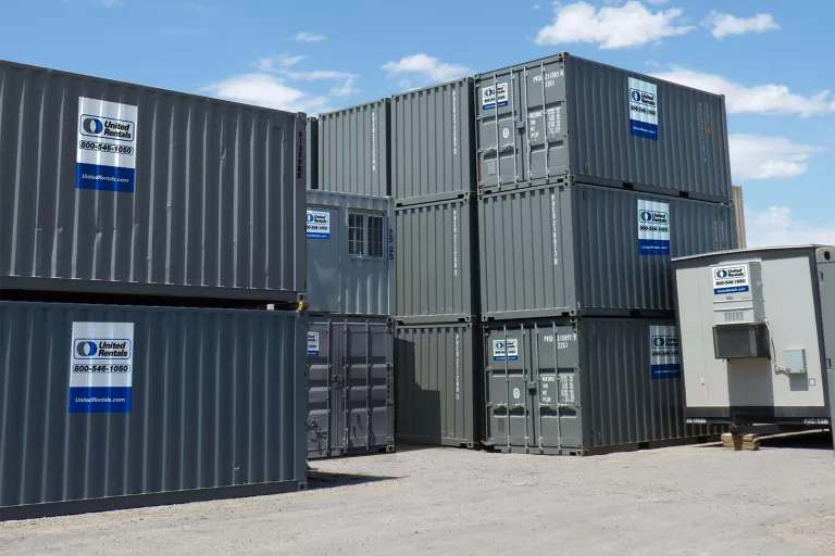 Bureaux mobiles empilés au rez-de-chaussée