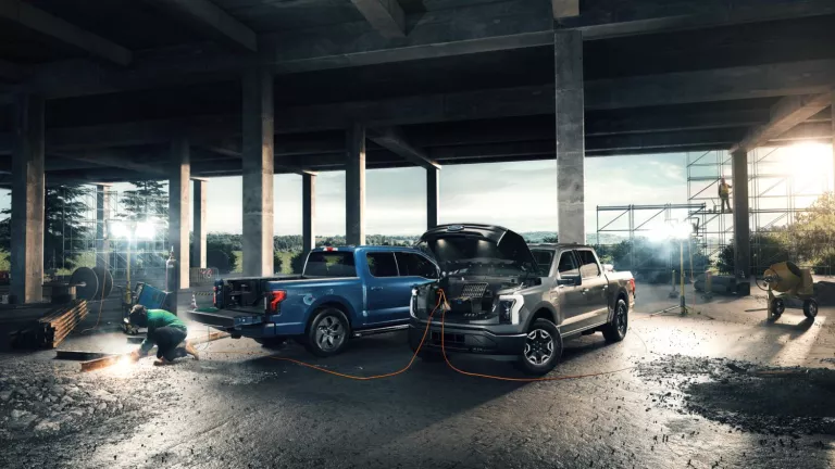 Camions Ford Pro F-150 Lightning près d’un chantier
