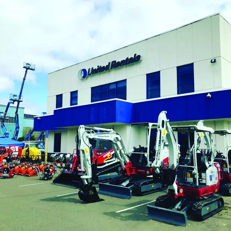 équipement de construction devant une succursale de United Rentals