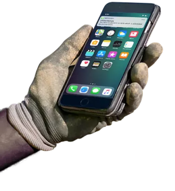 Main tenant un téléphone avec l’application UR installée