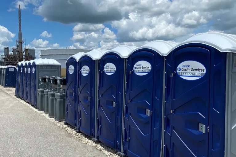Plusieurs toilettes portatives sur le chantier