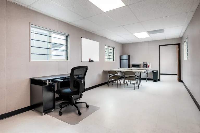 Bureaux et chaises mobiles