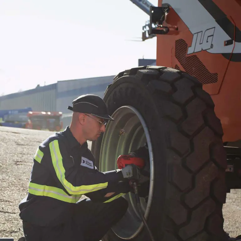Employé de United Rentals effectuant l’entretien de l’équipement