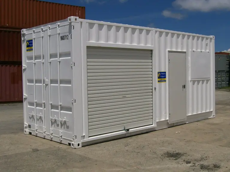 Conteneur de bureau mixte blanc dans la cour d’expédition de United Rentals