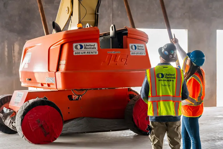 Employés de United Rentals utilisant une nacelle élévatrice sur un chantier