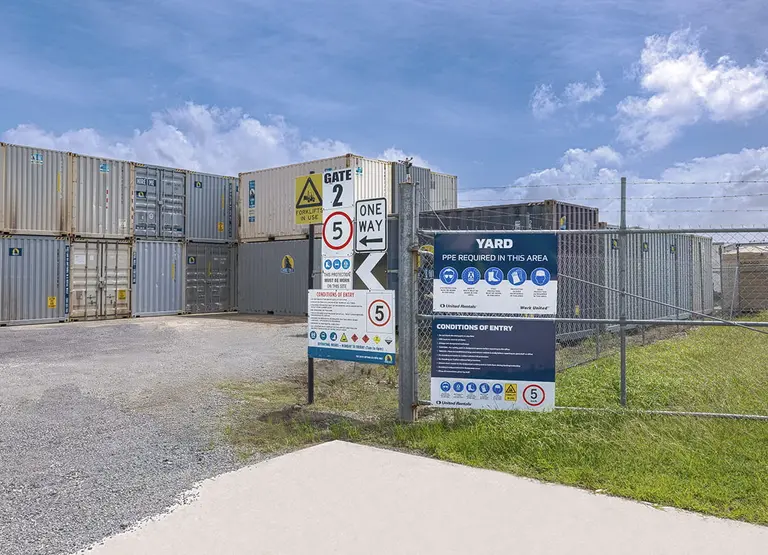 Cairns de stockage autonome de conteneurs sur place