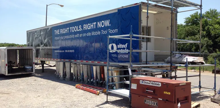 Remorque d’outils sur un chantier