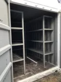 conteneur d’expédition blanc avec étagères à l’intérieur et les deux portes ouvertes