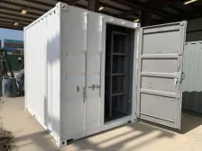 conteneur d’expédition blanc avec une porte ouverte