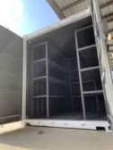 conteneur d’expédition blanc avec étagères à l’intérieur et les deux portes ouvertes