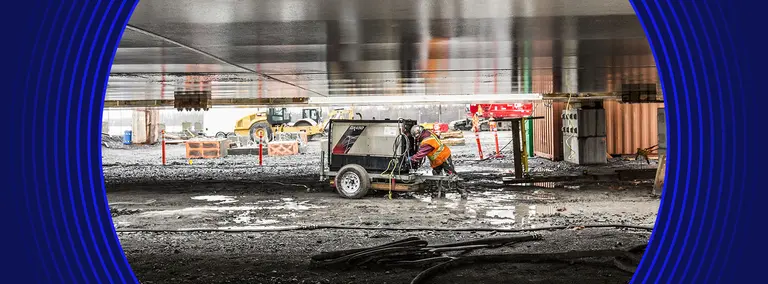 Travailleur sur un chantier boueux