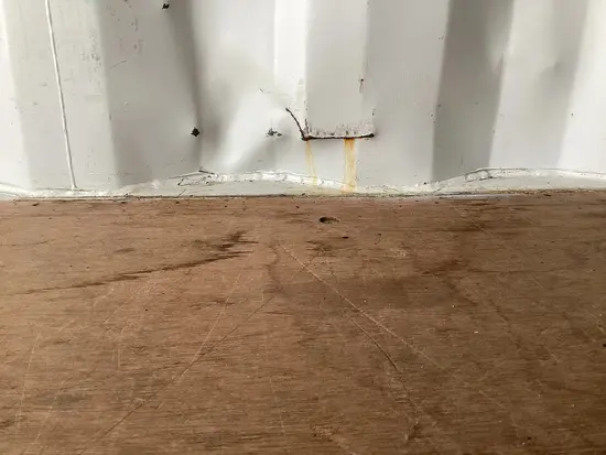 à l’intérieur du bas