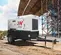Groupe électrogène remorquable Wacker-Neuson blanc de 58 kW stationné sur un chantier de construction commercial