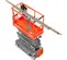 Vue en angle d’une plateforme élévatrice orange et grise rétractée avec une plateforme et un rail extensible.