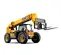 Vue avant inclinée d’un chariot élévateur à portée variable JCB jaune avec flèche allongée, chariot élévateur et cabine fermée.