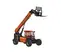 Vue avant inclinée d’un chariot élévateur à portée variable orange avec flèche allongée, accessoire de chariot élévateur et cabine fermée.
