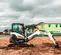Mini-excavatrice BOBCAT noire et blanche avec balancement réduit de l’arrière