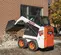 Chargeuse à direction à glissement BOBCAT blanche, noire et orange 270 à 385 kg