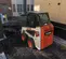 Chargeuse à direction à glissement BOBCAT blanche, noire et orange 270 à 385 kg