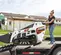 Chargeuse à chenilles compacte BOBCAT blanche et noire de 120 à 180 kg