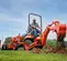 Chargeuse de rétrocaveuse KUBOTA orange et noire de 20 à 29 ch, 2,5 m profondeur de creusement