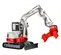 Mini-excavatrice TAKEUCHI blanche, rouge et grise de 3,5 à 4,5 tonnes, balancement réduit de l’arrière
