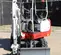 Mini-excavatrice TAKEUCHI rouge, blanche et grise de 3 000 à 3 999 lb, zéro balancement de l’arrière