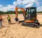 Mini-excavatrice HITACHI orange, grise et noire de 2,5 à 3,5 tonnes, balancement de l’arrière zéro