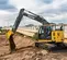 excavatrice JOHN DEERE orange, grise et noire de 12 à 15 000 kg, zéro balancement de l’arrière