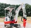 Mini-excavatrice électrique rouge, blanche et noire de 1 200 kg