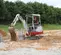 Mini-excavatrice TAKEUCHI rouge, blanche et grise de 3 000 à 3 999 lb, zéro balancement de l’arrière