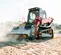 Chargeuse à chenilles compacte Takeuchi rouge, blanche et noire, 2 900 lb à haut débit