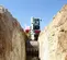Mini-excavatrice TAKEUCHI blanche, rouge et grise de 3,5 à 3,5 tonnes
