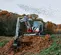 Mini-excavatrice Takeuchi rouge et blanche avec balancement réduit de l’arrière
