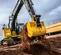 excavatrice JOHN DEERE jaune et grise avec balancement réduit de l’arrière