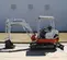 Mini-excavatrice TAKEUCHI blanche, rouge et grise de 1,2 à 1,2 t, balancement de l’arrière zéro