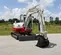 Mini-excavatrice TAKEUCHI blanche, rouge et grise de 3,5 à 3,5 tonnes