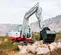 Mini-excavatrice Takeuchi rouge et blanche avec balancement réduit de l’arrière