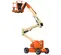 Une nacelle élévatrice articulée JLG 450AJ orange et fauve avec son bras déployé vers le haut, dotée d’une plateforme de travail orange, vue de l’avant-gauche sur un fond blanc.