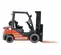 Un chariot élévateur Toyota orange et gris avec des fourches orange et un réservoir de propane à l’arrière, portant la marque « United Rentals », illustré dans une vue de profil latéral sur fond blanc.