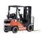 Un chariot élévateur Toyota orange et gris avec des accents noirs et des fourches orange, portant la marque « United Rentals » et un réservoir de propane à l’arrière, illustré d’un angle avant droit, légèrement élevé sur un fond blanc.