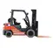 Un chariot élévateur Toyota orange et gris avec des accents noirs et des fourches orange, portant la marque « United Rentals » sur le côté et un réservoir de propane visible à l’arrière, illustré dans une vue de profil latéral sur fond blanc.